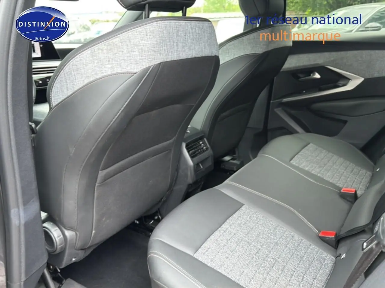 Vue arrière intérieure montrant les sièges arrière gris et noirs du Peugeot 3008 1.2 hybrid 145 allure e-dcs6 2025.