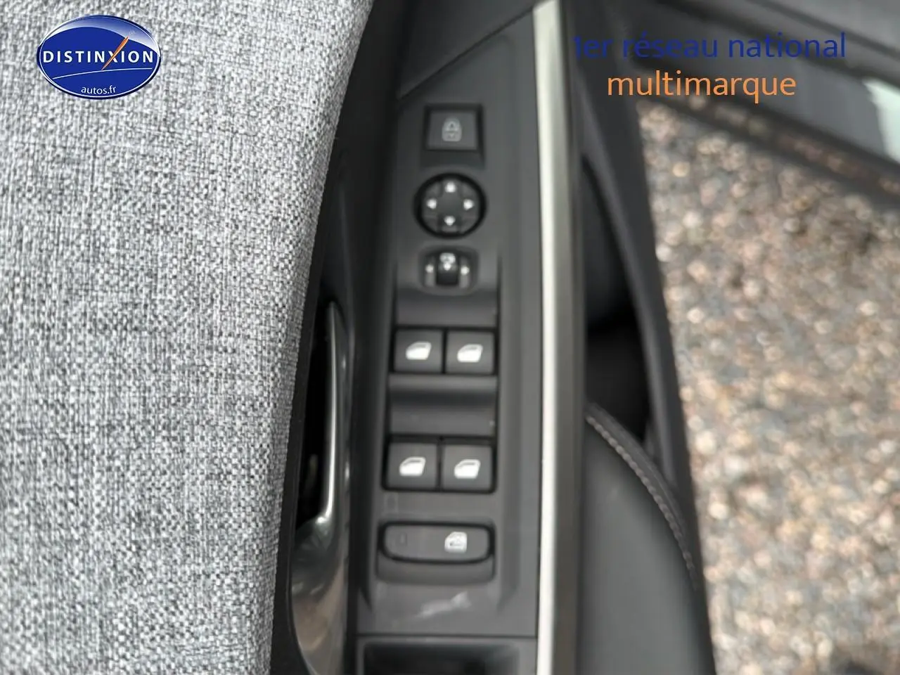Gros plan sur la commande des vitres et rétroviseurs côté conducteur du Peugeot 3008 gris titane 2025.
