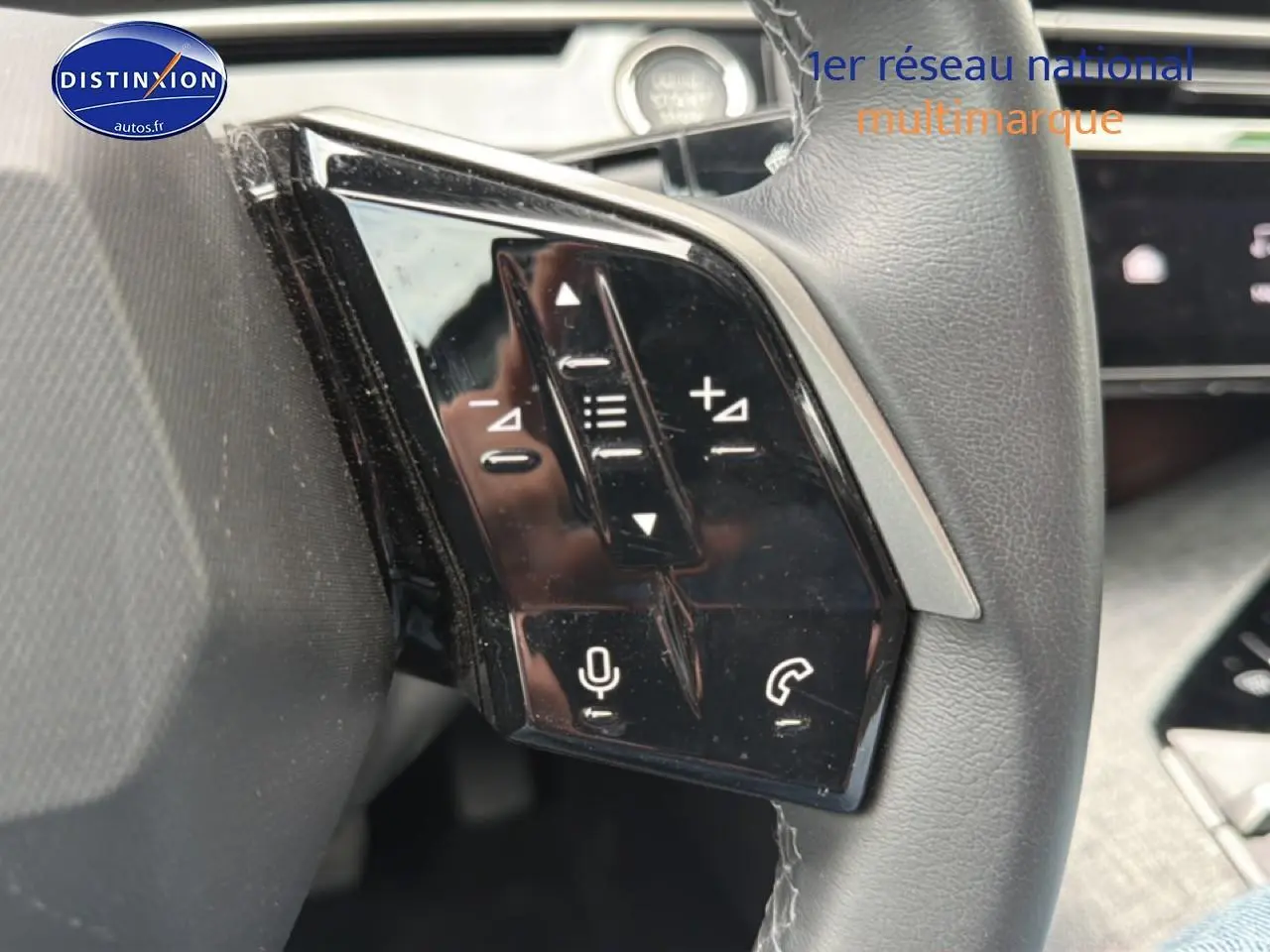 Gros plan sur les commandes multifonctions noires du volant cuir du Peugeot 3008 gris titane, version 2025.