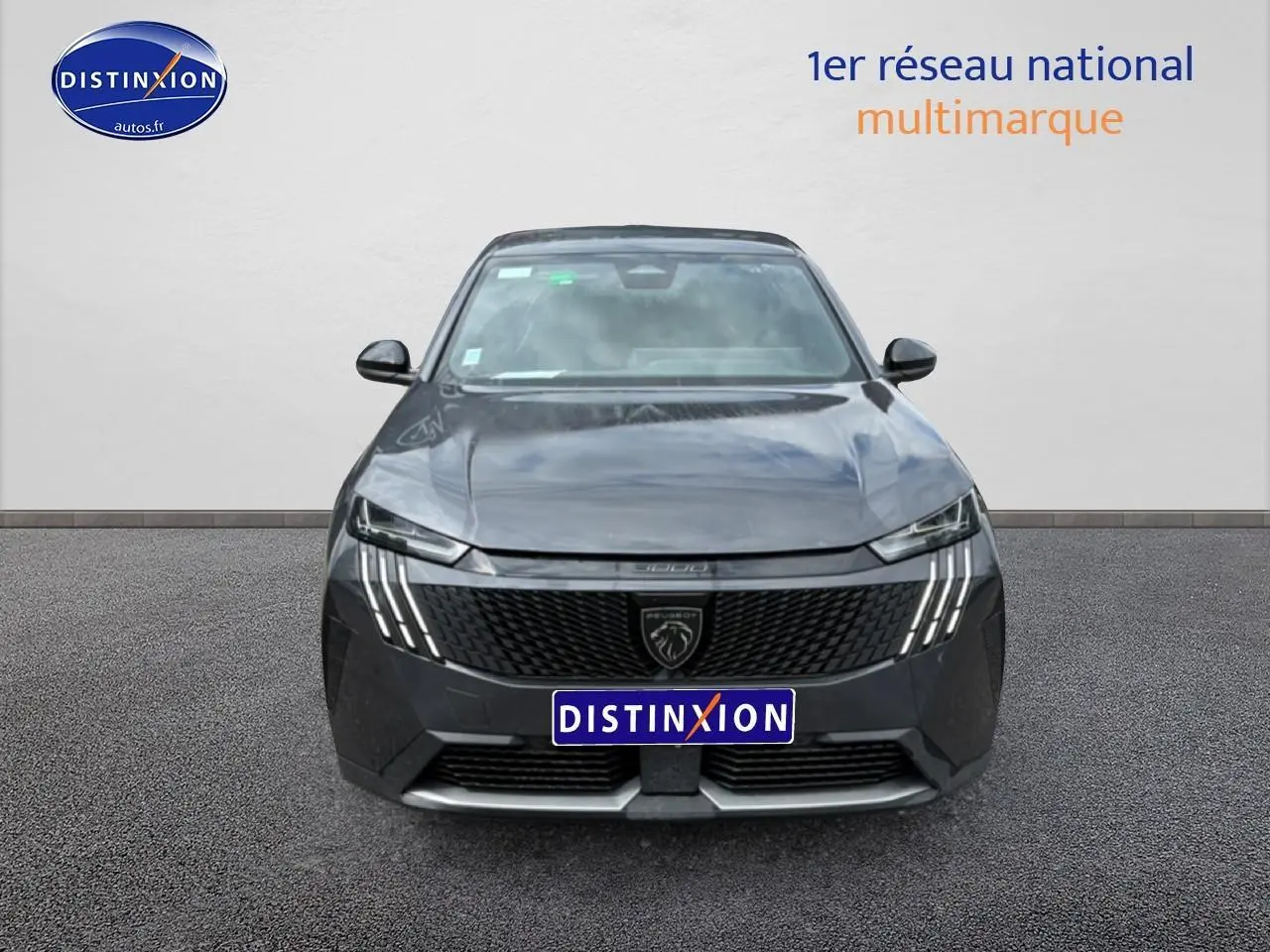 Vue avant centrée du Peugeot 3008 gris titane 2025 avec calandre noire et feux LED distinctifs en griffes.