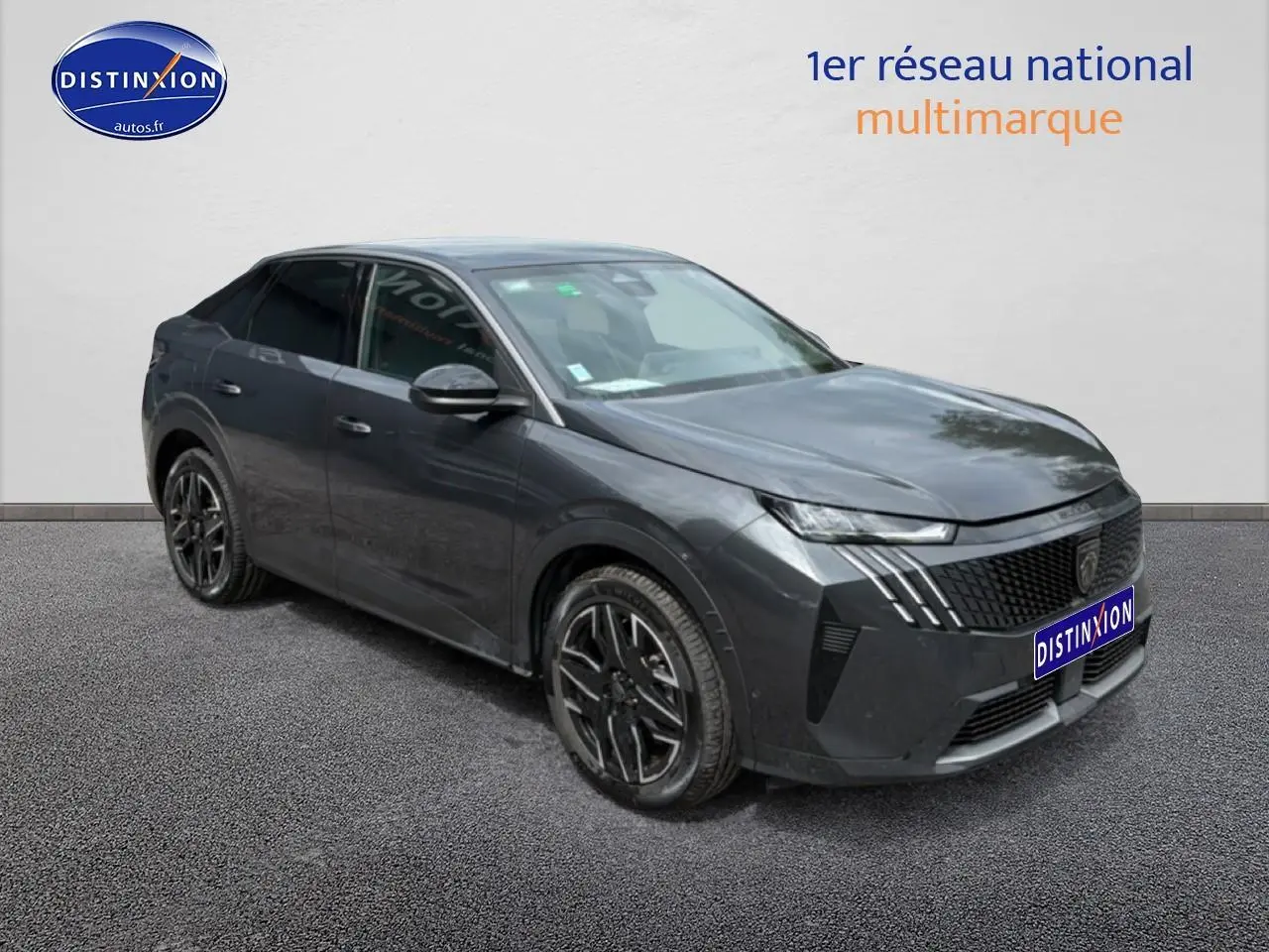 Peugeot 3008 gris titane en 3/4 avant droit, avec jantes alu noires et feux LED distinctifs.