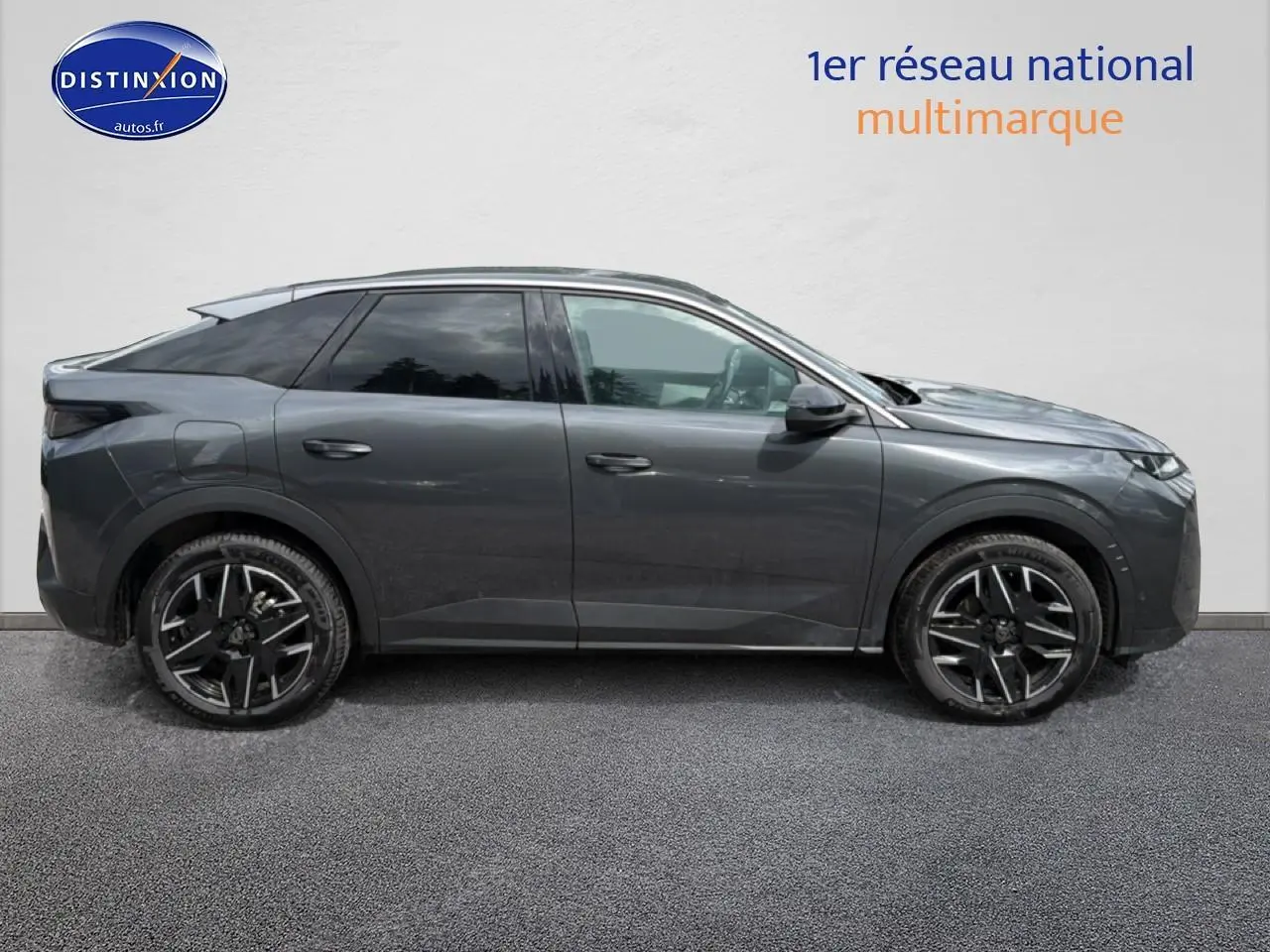 Peugeot 3008 gris titane vue de profil côté gauche, jantes alliage noires et vitres arrière surteintées.