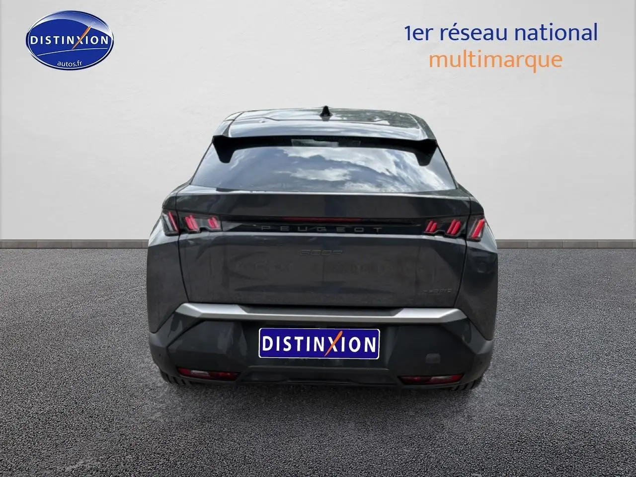 Vue arrière d’un Peugeot 3008 gris titane avec feux LED et becquet arrière visible sur fond neutre.
