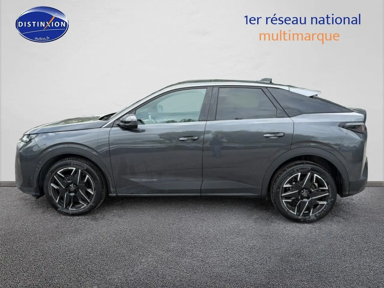 Peugeot 3008 gris titane en profil droit, avec jantes alliage noires et toit noir contrasté.