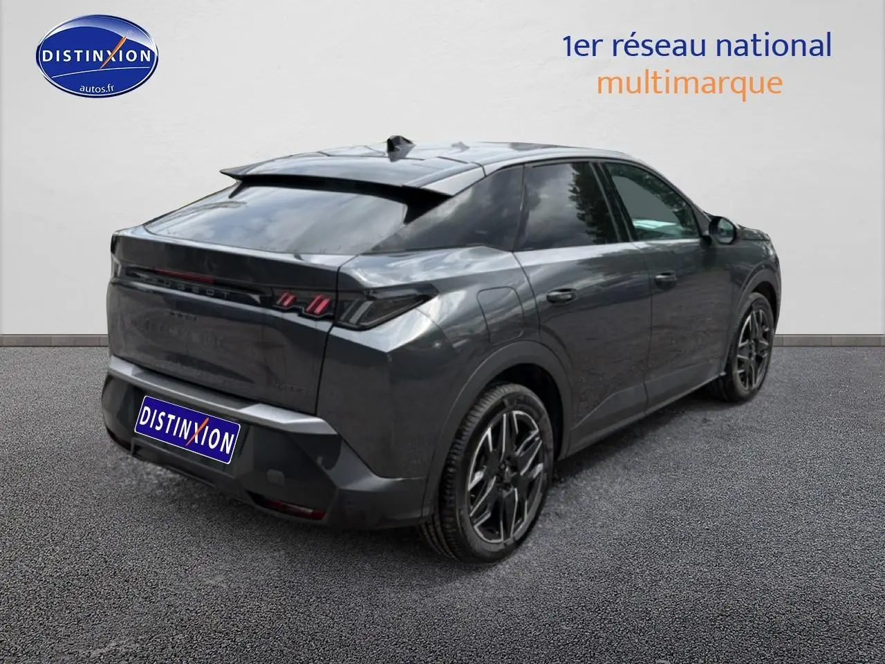 Peugeot 3008 gris titane en 3/4 arrière droit, avec jantes alu et feux arrière LED distinctifs.