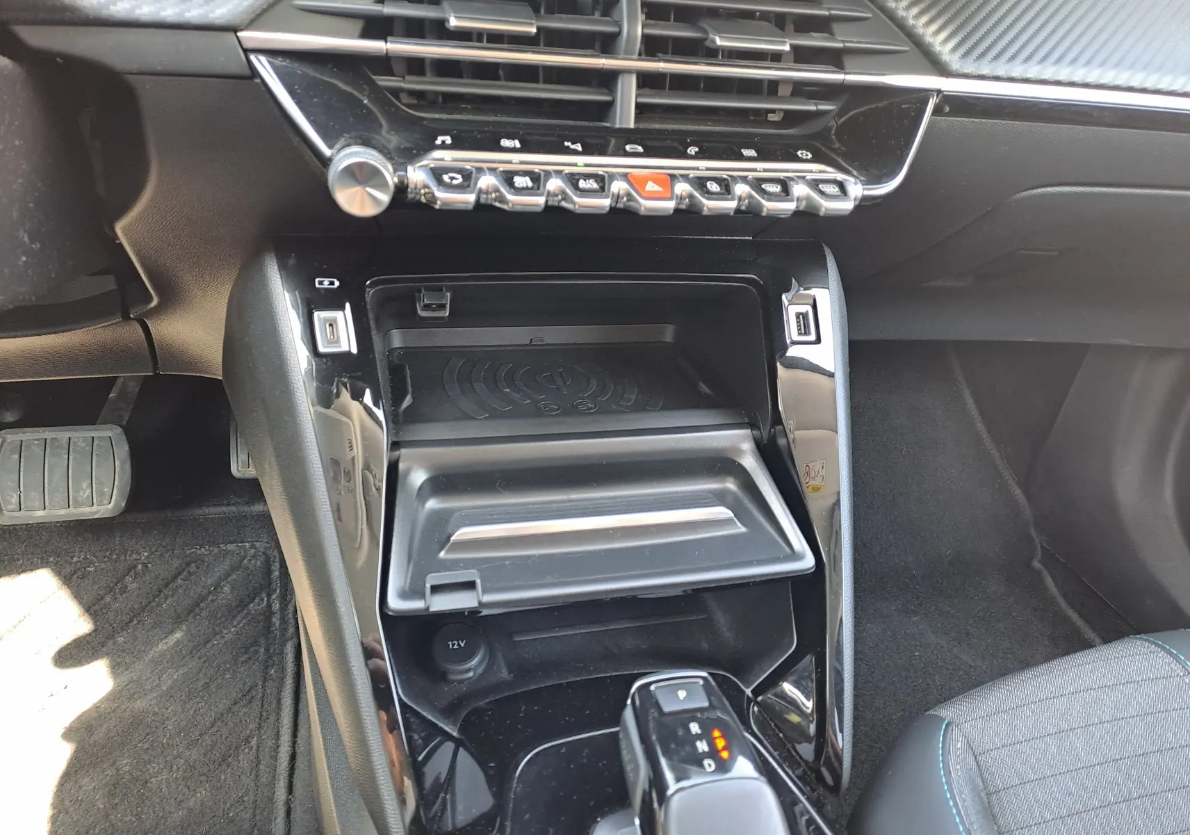 Intérieur Peugeot 2008 2021, vue centrale sur la console avec boîte automatique et rangements noirs brillants.