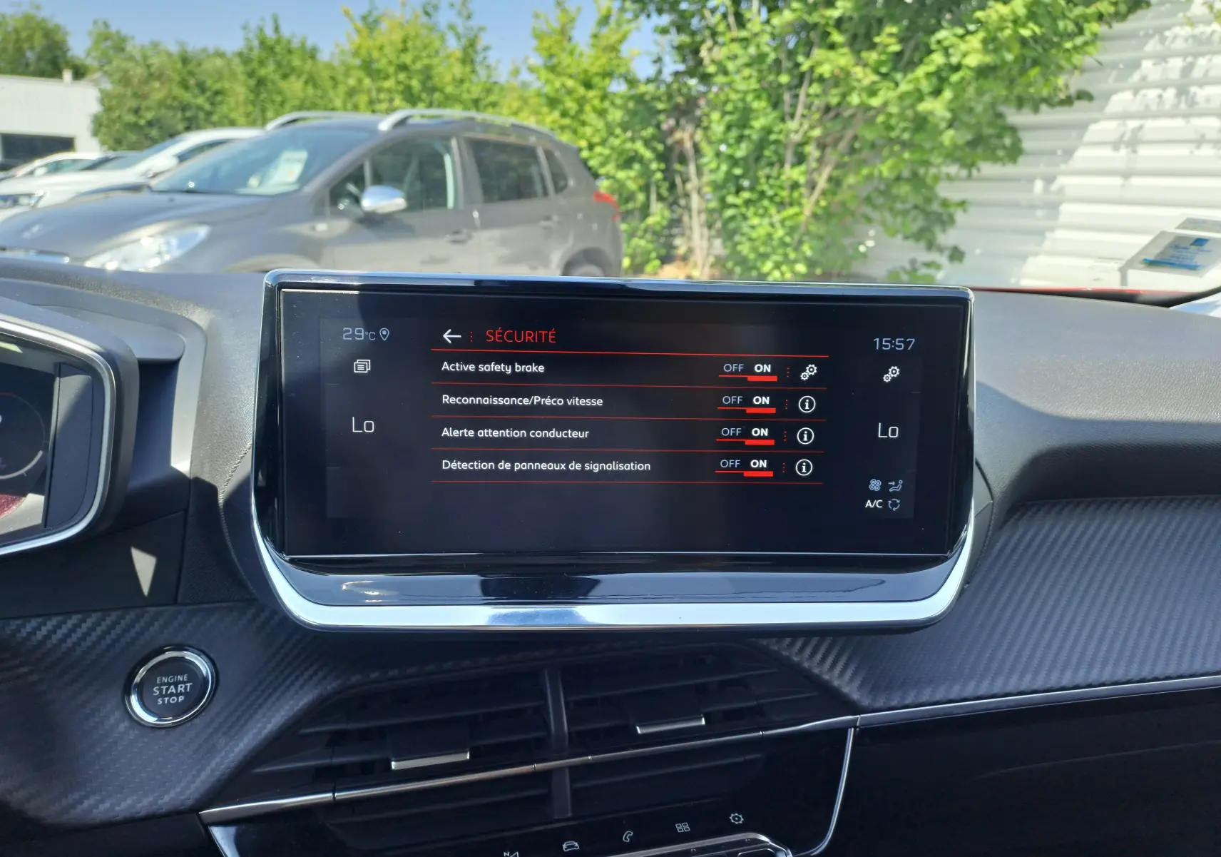 Écran central tactile du tableau de bord du Peugeot 2008 2021 affichant les réglages de sécurité, intérieur noir.