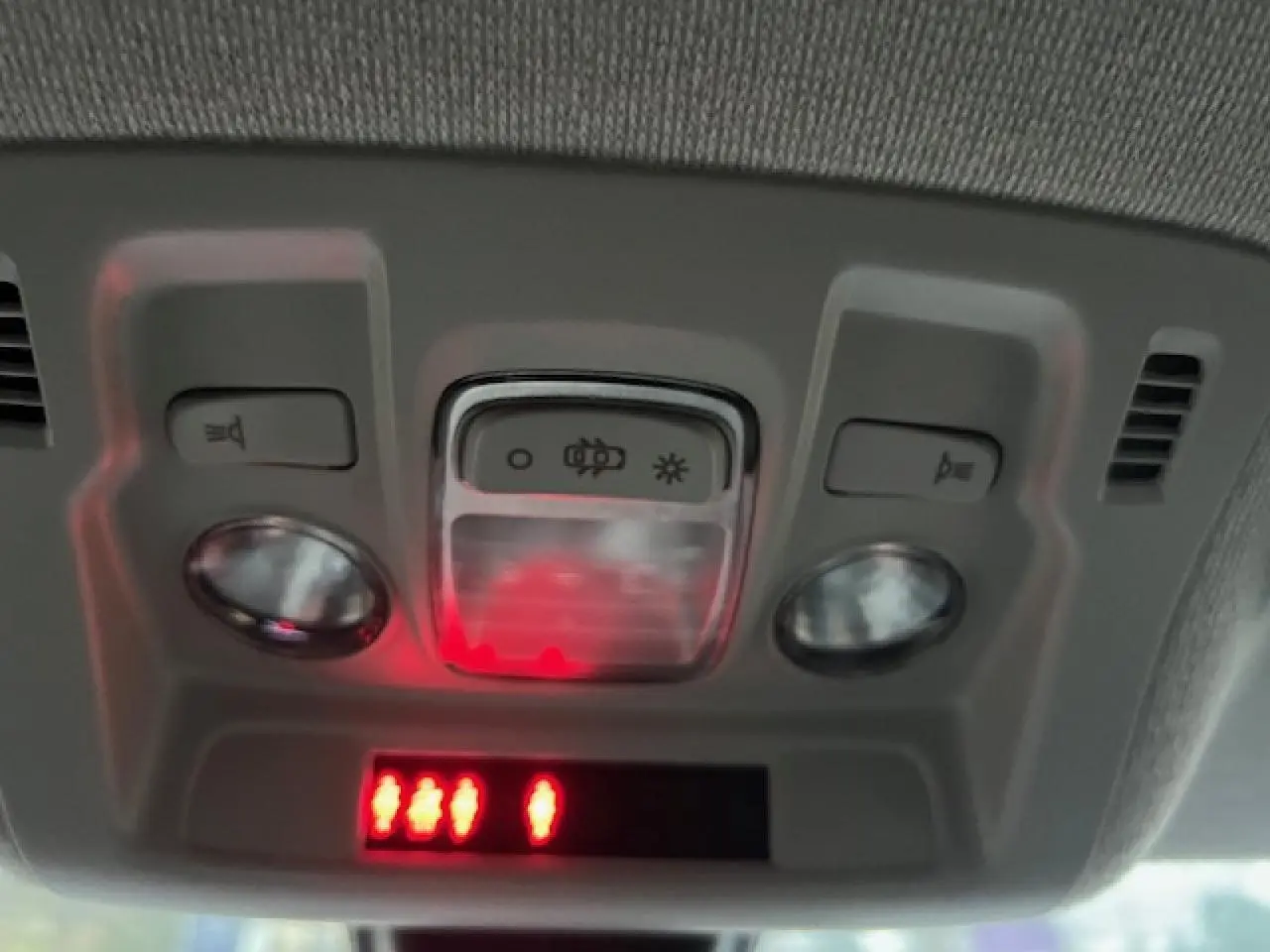 Plafonnier intérieur avec commandes d'éclairage et indicateurs rouges dans une Citroën C3 Shine 2023 noir toit rouge.