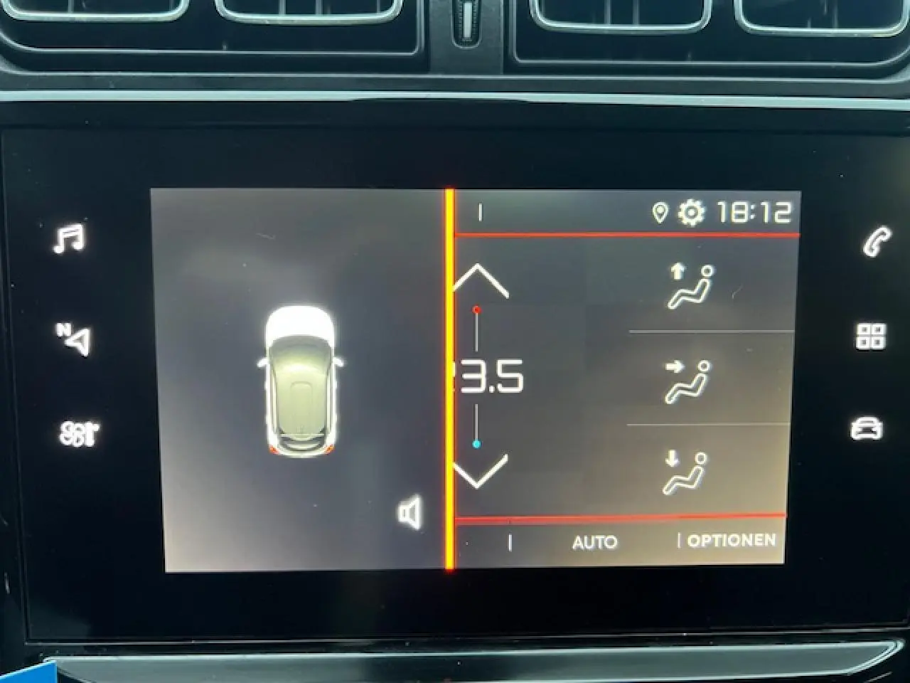 Écran tactile intérieur de la Citroën C3 Shine 2023 montrant la climatisation automatique et l'aide au stationnement.