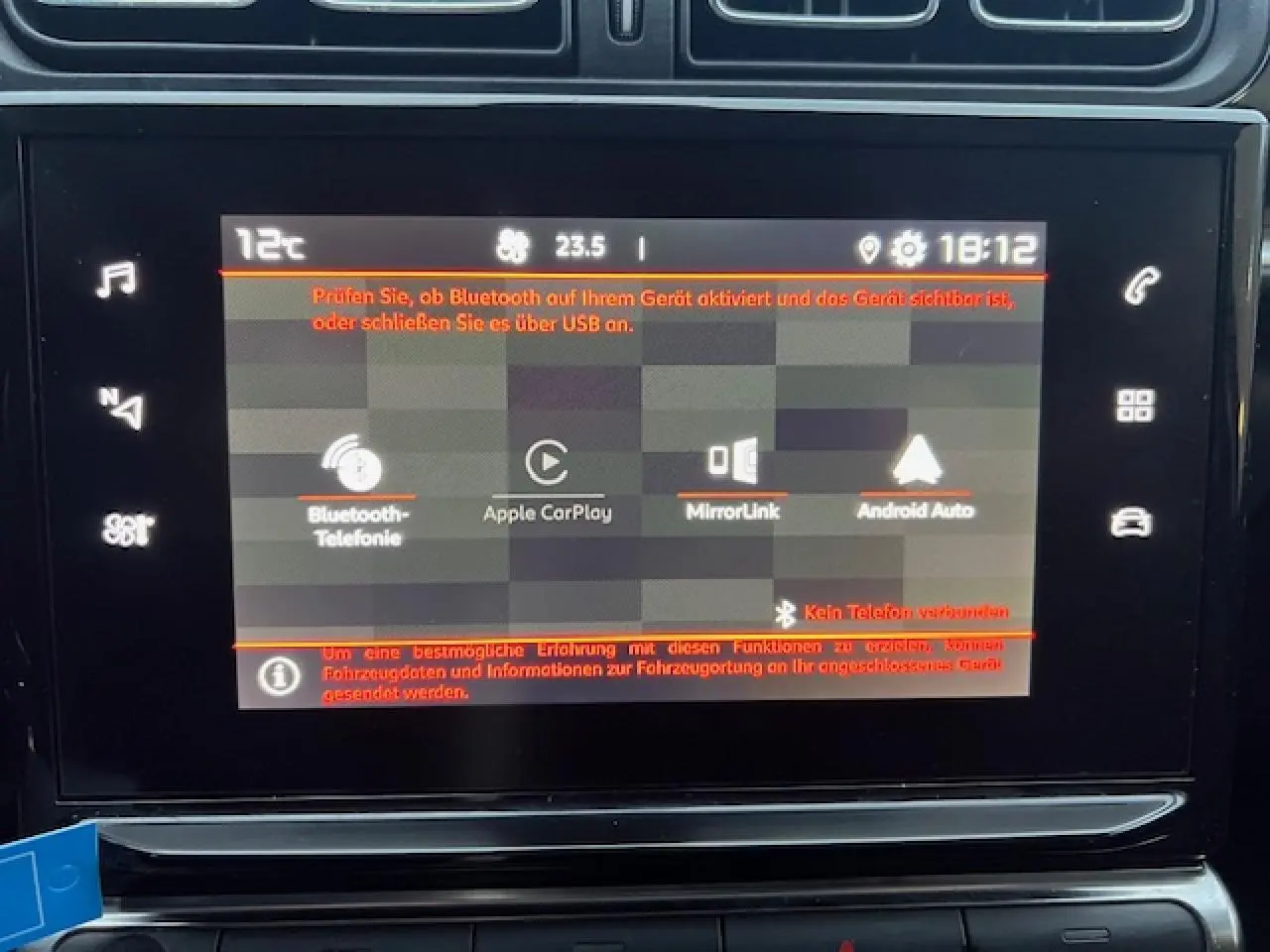 Écran tactile central de la Citroën C3 Shine 2023 affichant les options MirrorLink et Apple CarPlay.