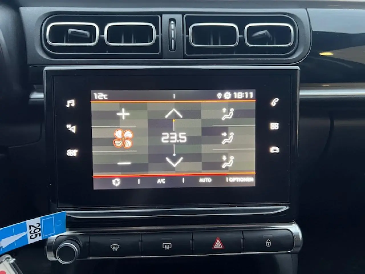 Écran tactile central de la Citroën C3 Shine 2023 affichant la climatisation à 23,5°C, intérieur noir brillant.