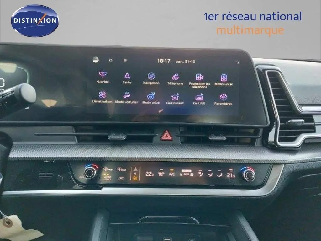 Tableau de bord du Kia Sportage 2024 avec écran tactile central affichant les options de navigation et climatisation.