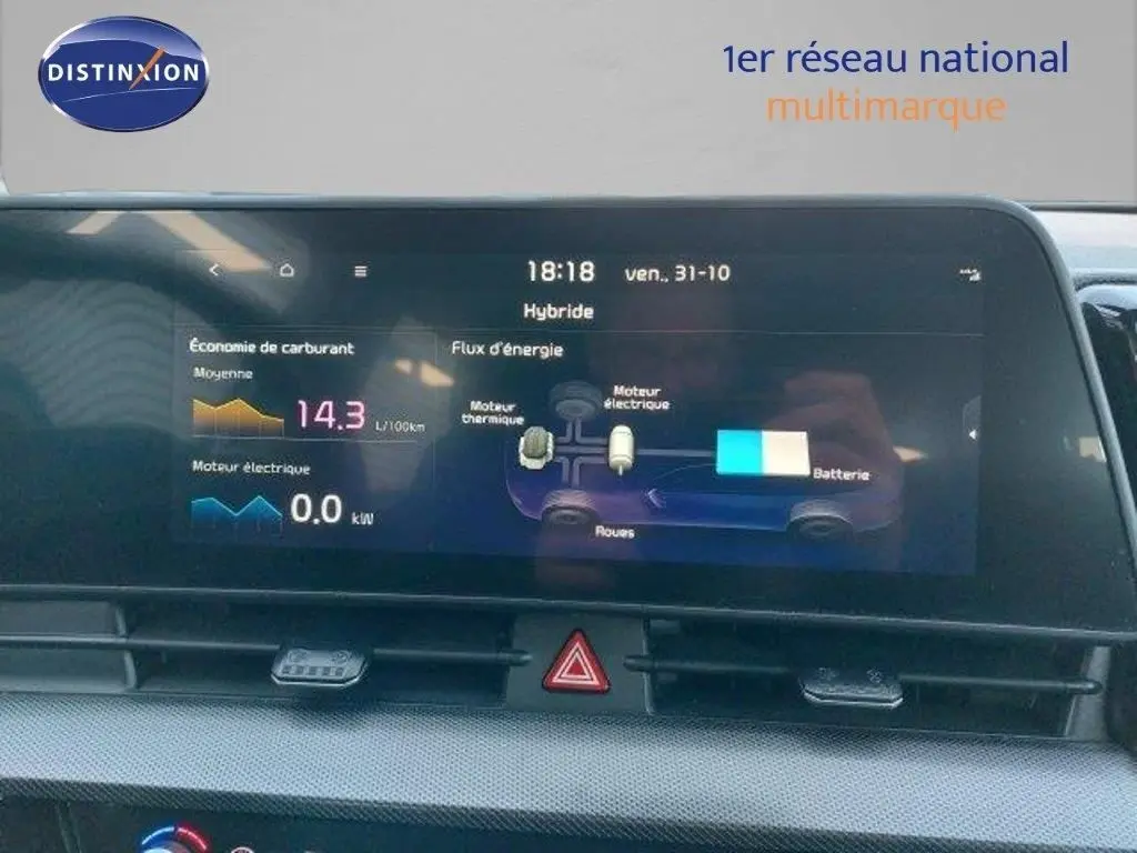 Écran multimédia affichant la consommation et le flux d'énergie hybride du Kia Sportage gris Sirius Metal, vue intérieure.