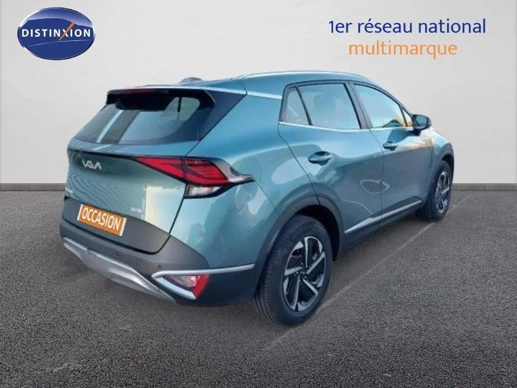 Vue 3/4 arrière droite du Kia Sportage gris Sirius Metal 2024 avec feux arrière LED et jantes bi-ton.