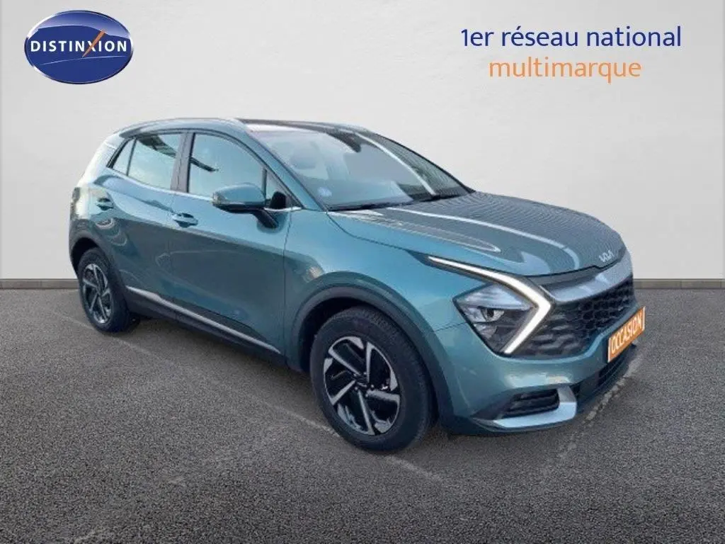 KIA SPORTAGE gris Sirius métal en 3/4 avant droit, avec feux LED en forme de flèche et jantes bi-ton.