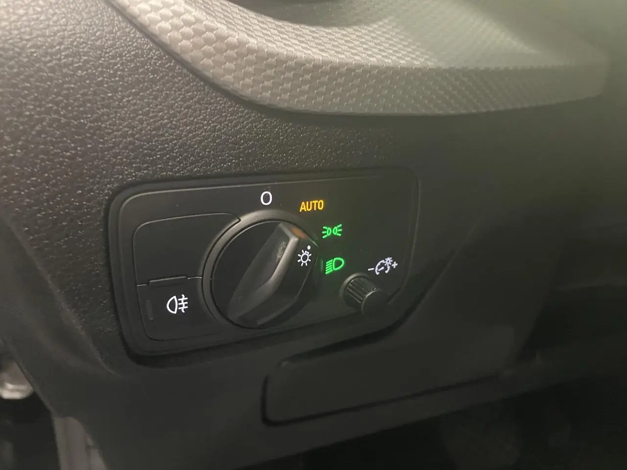 Gros plan sur la commande d’éclairage intérieur noir de l’Audi Q2 1.5 TFSI S line 2023.