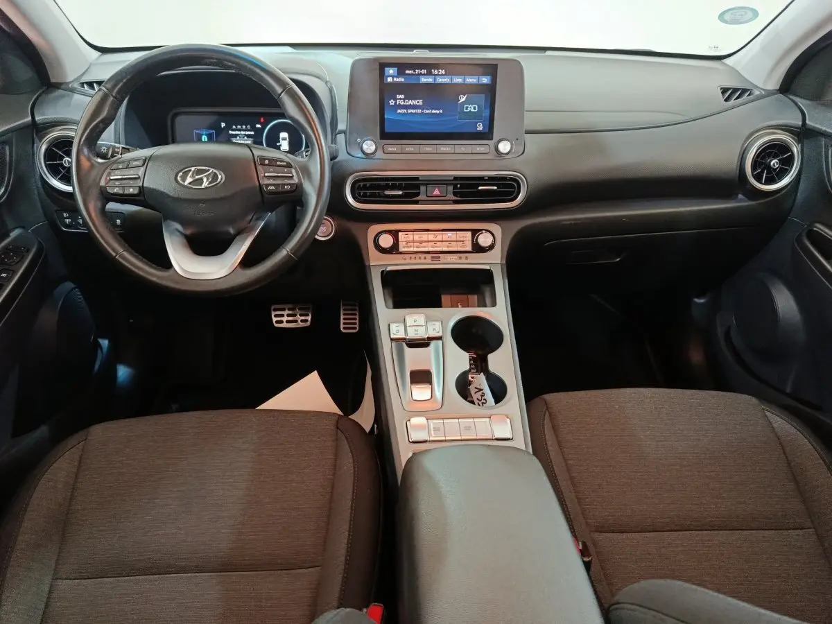 Vue intérieure centrée sur le tableau de bord et le volant cuir du Hyundai Kona électrique 2022, finition Intuitive.