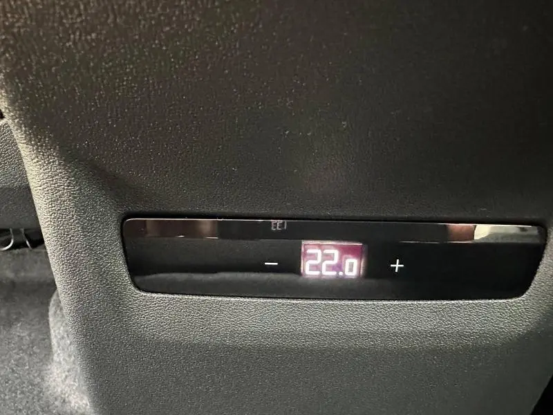 Panneau de réglage de la température arrière affichant 22°C, intégré dans l'habitacle noir de l'Audi Q3.