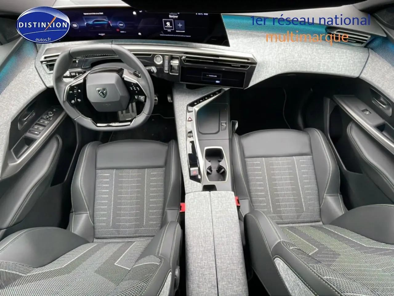 Intérieur du Peugeot 3008 blanc 2025 vu de dessus, avec sièges tissu et cuir gris et console centrale moderne.