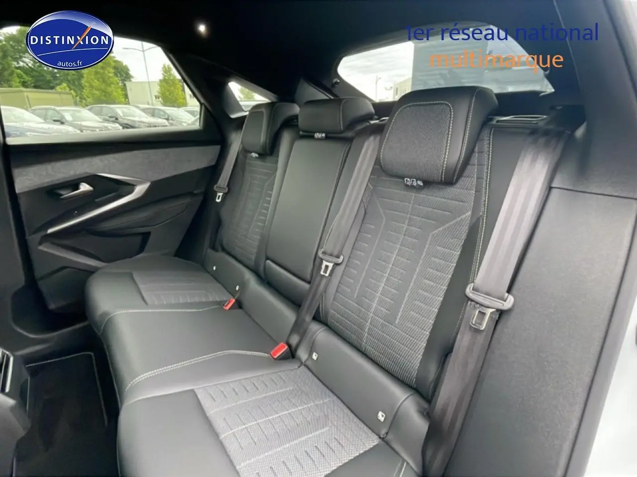 Vue intérieure côté droit des sièges arrière en tissu et cuir noir du Peugeot 3008 blanc 2025.