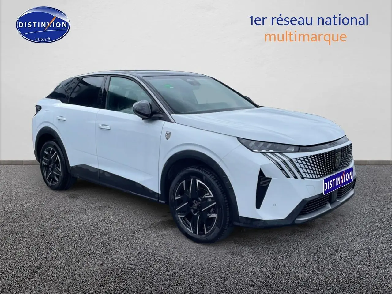 Vue 3/4 avant droite d’un Peugeot 3008 blanc 2025 avec toit noir et jantes alliage noires.