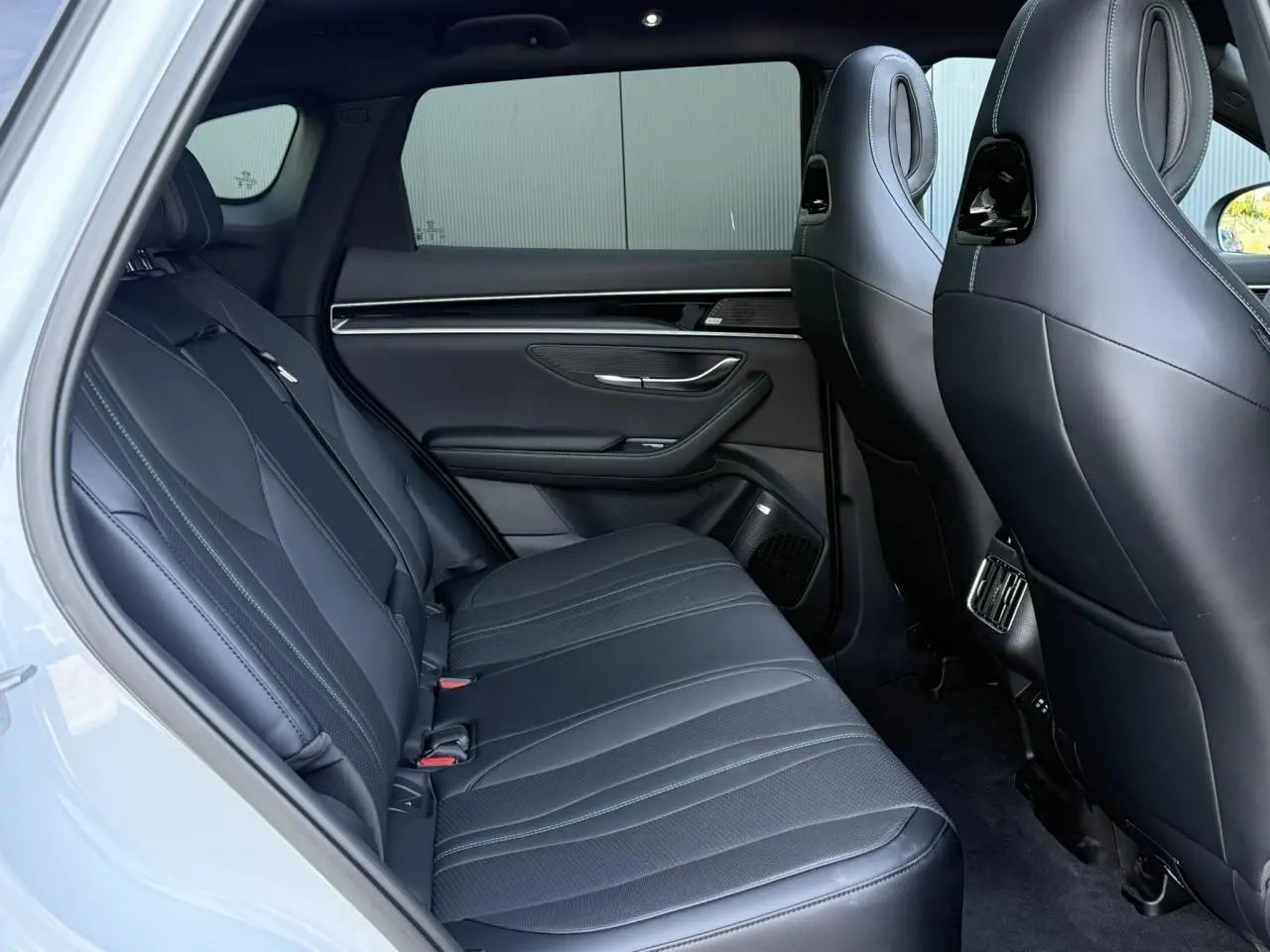 Vue intérieure côté gauche des sièges arrière noirs en similicuir vegan du BYD SEAL U 1.5 DM-i 218 Boost Snow White, 2025.