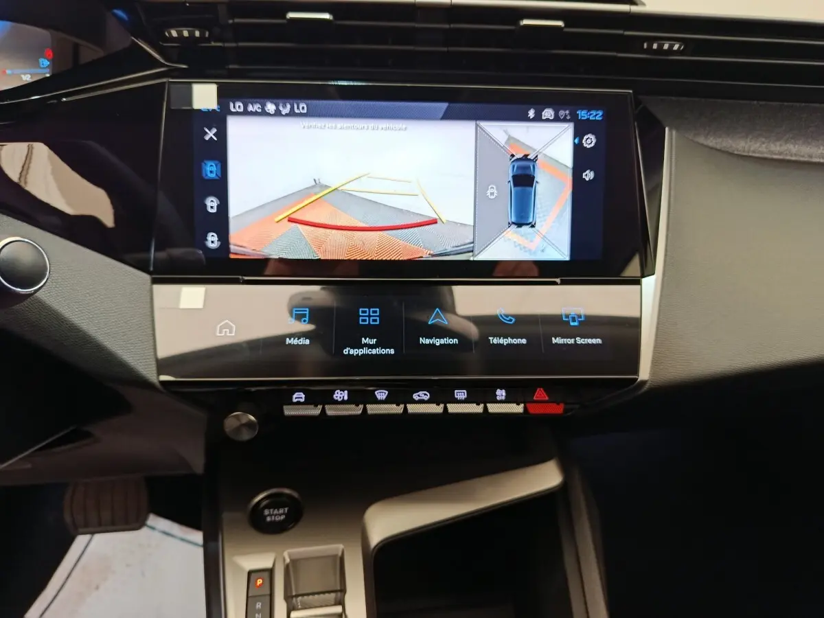 Vue intérieure du tableau de bord de la Peugeot 308 2026 gris foncé, écran tactile affichant la caméra de recul et commandes.