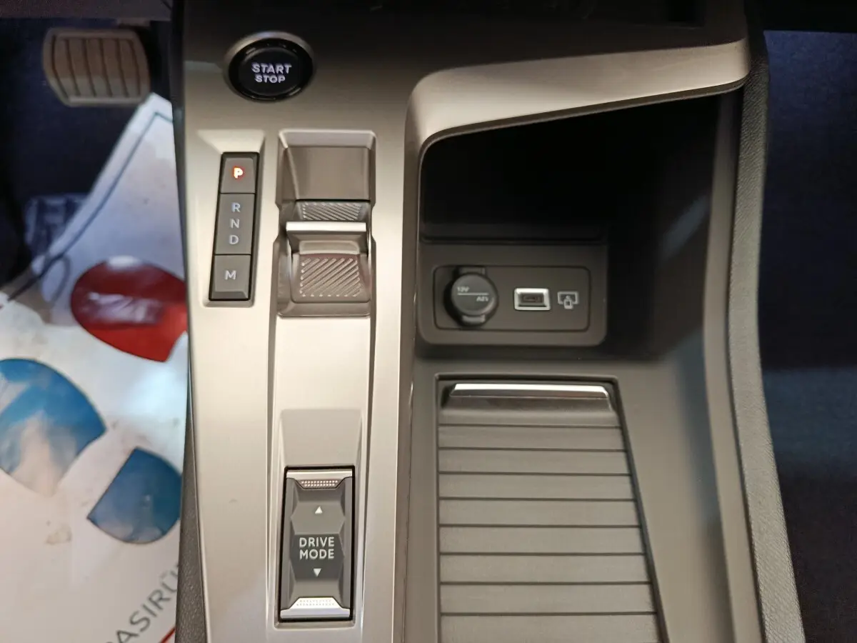 Vue rapprochée de la console centrale de la Peugeot 308 2026, montrant la sélection de vitesses et prises USB.