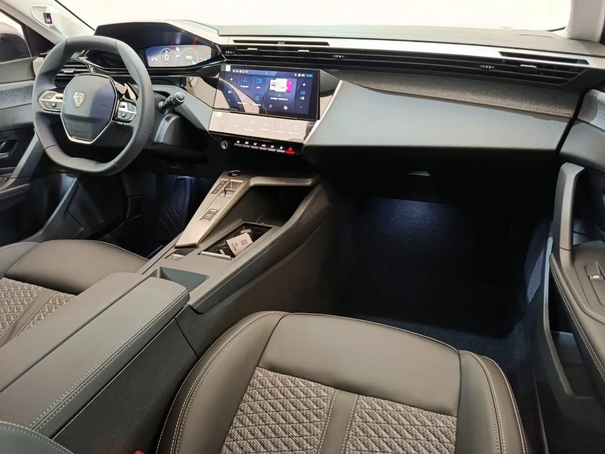 Intérieur avant de la Peugeot 308 BlueHDi 130, vue côté conducteur, volant cuir multifonctions et écran tactile central.