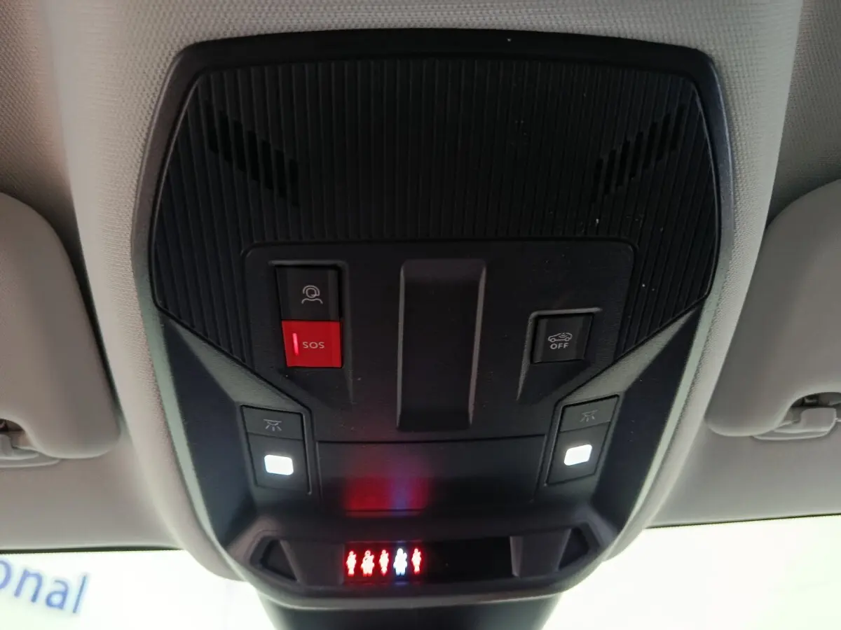 Vue en gros plan du plafonnier intérieur noir avec boutons SOS et désactivation airbags sur Peugeot 308 gris foncé.