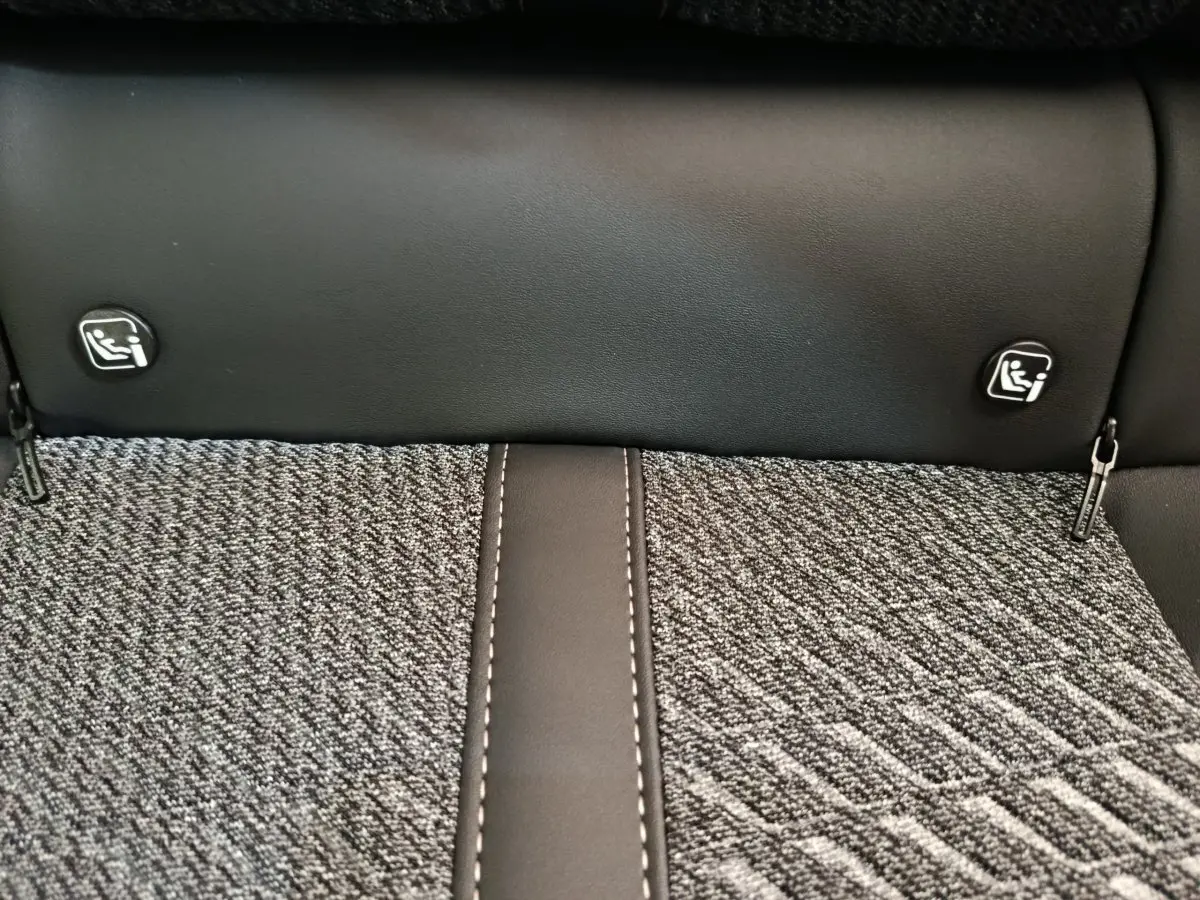 Détail de la banquette arrière gris foncé de la Peugeot 308 2026 avec fixations Isofix visibles.