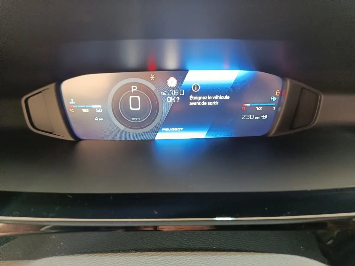 Affichage numérique du combiné d'instruments de la Peugeot 308 2026, avec indication vitesse, température et autonomie.