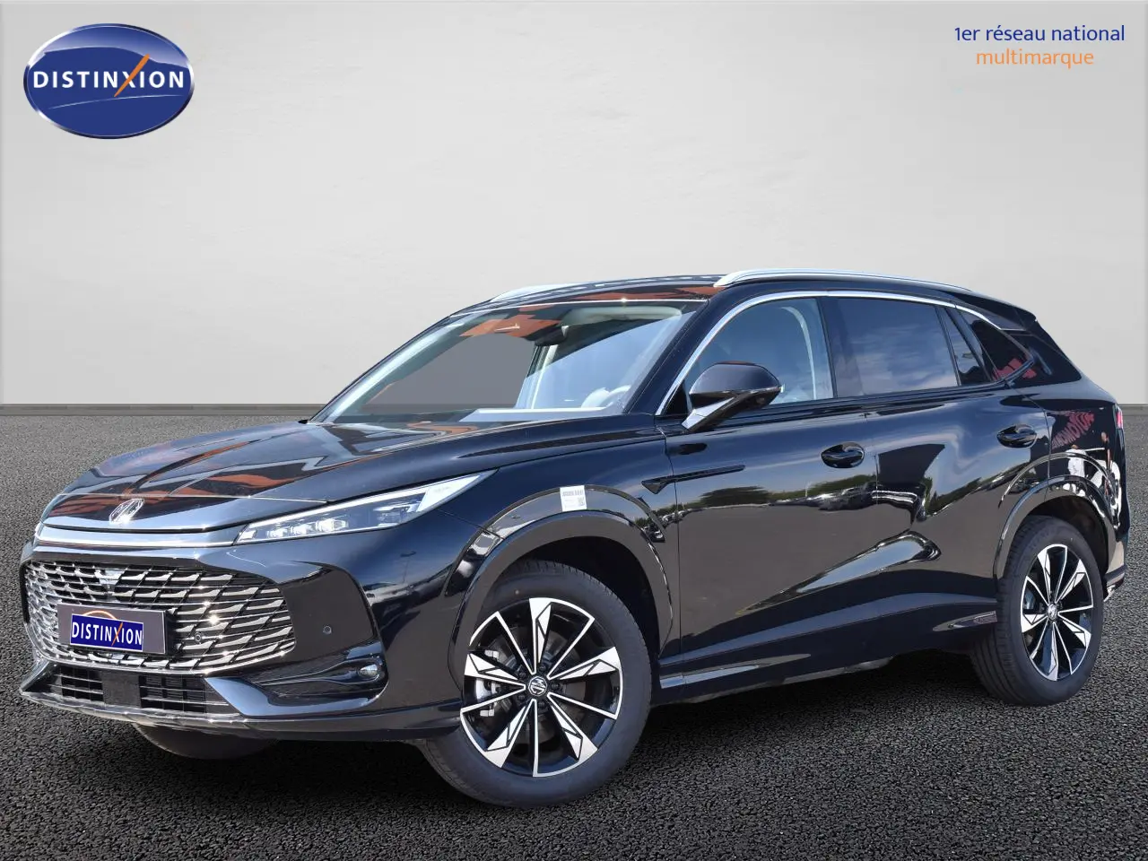 MG Motor EHS 1.5 Hybrid+ noir métallisé en 3/4 avant droit avec jantes alliage 19 pouces distinctives.