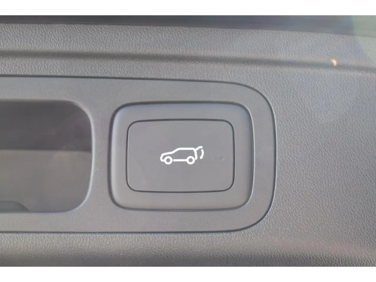 Bouton intérieur noir avec symbole blanc d'ouverture de hayon sur MG Motor EHS 1.5 Hybrid+ 224 ch Luxury.