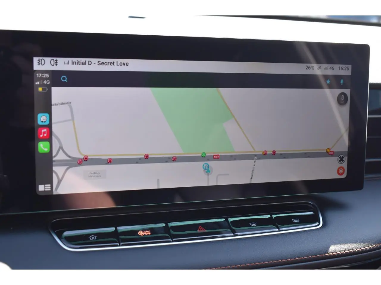 Écran tactile 12,3 pouces du MG Motor EHS 1.5 Hybrid+ noir, affichant la navigation connectée en intérieur.