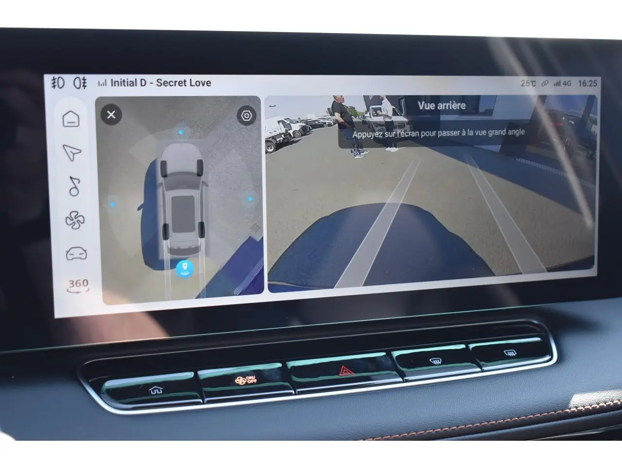 Écran tactile intérieur du MG Motor EHS noir montrant la caméra 360° et la vue arrière du véhicule en marche arrière.