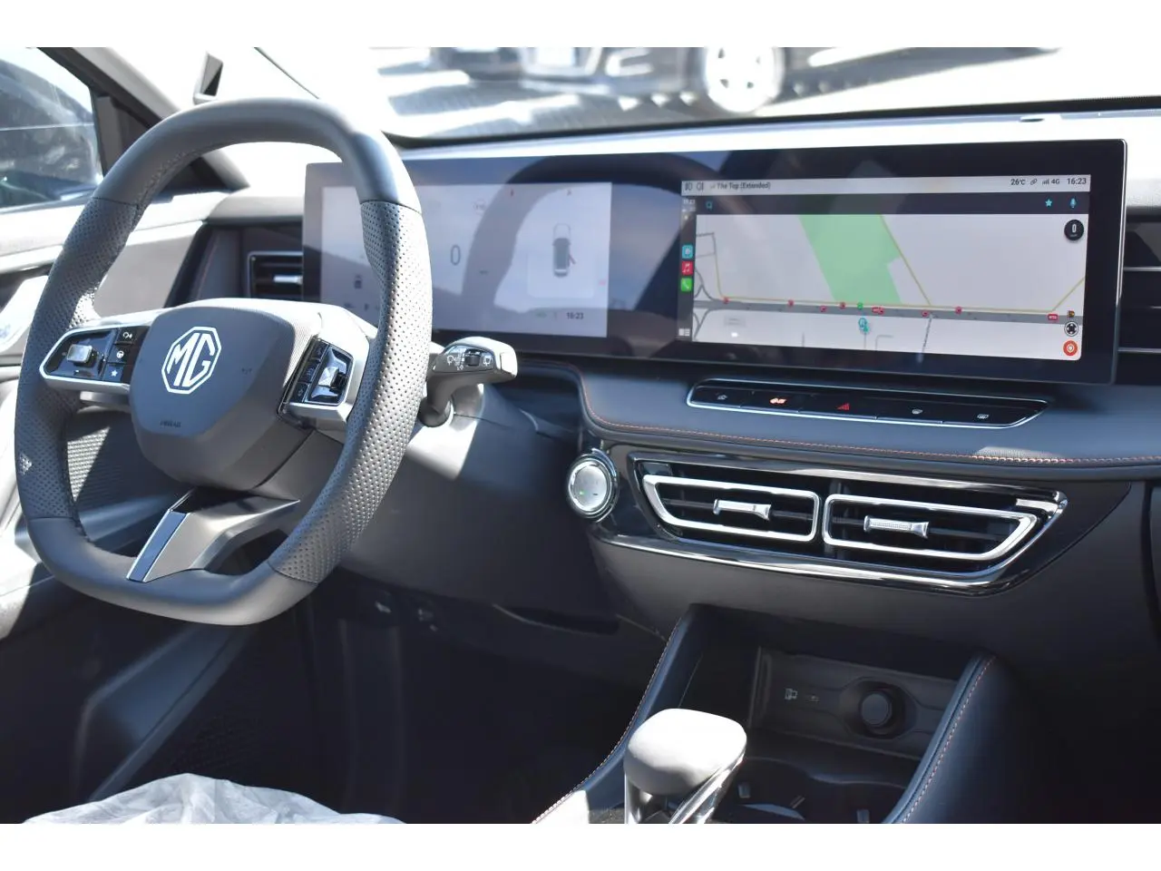 Vue intérieure côté conducteur du MG Motor EHS 1.5 Hybrid+ noir, avec tableau de bord numérique et écran tactile large.
