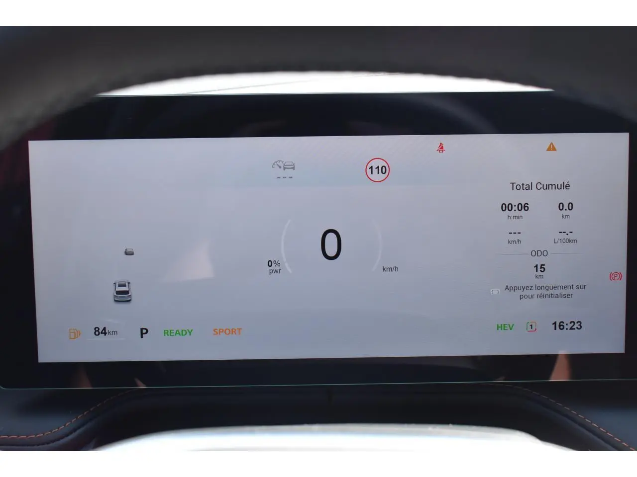 Affichage numérique du tableau de bord du MG MOTOR EHS 1.5 Hybrid+ noir, montrant la vitesse et les alertes.