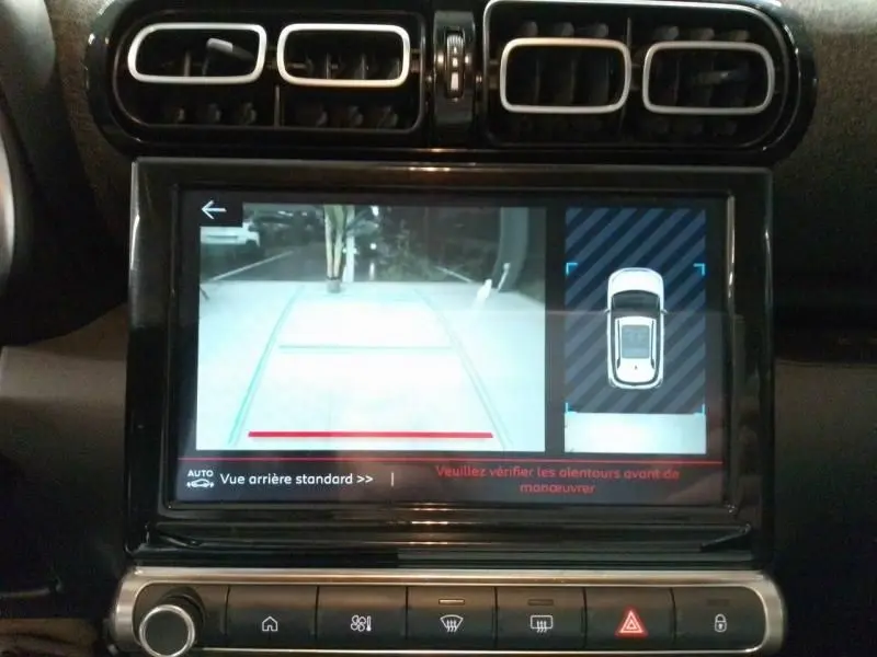 Écran tactile intérieur du Citroën C3 Aircross gris 2022 montrant la caméra de recul et l'aide au stationnement en vue arrière.