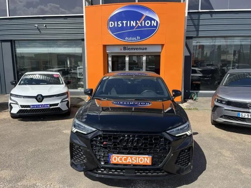 Audi RS Q3 Sportback noir Mythic vue de face, mettant en valeur sa calandre noire et ses phares LED distinctifs.