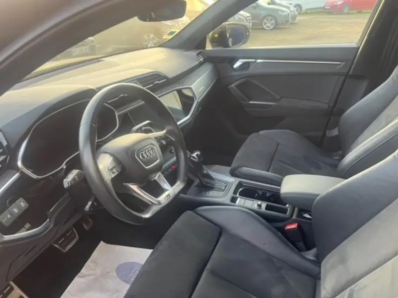 Intérieur noir de l'Audi RS Q3 Sportback 2020, vue côté conducteur avec volant sport et console centrale moderne.