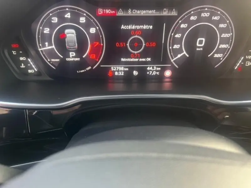 Tableau de bord numérique de l'Audi RS Q3 Sportback noir Mythic, affichant compte-tours et vitesse à 0 km/h.