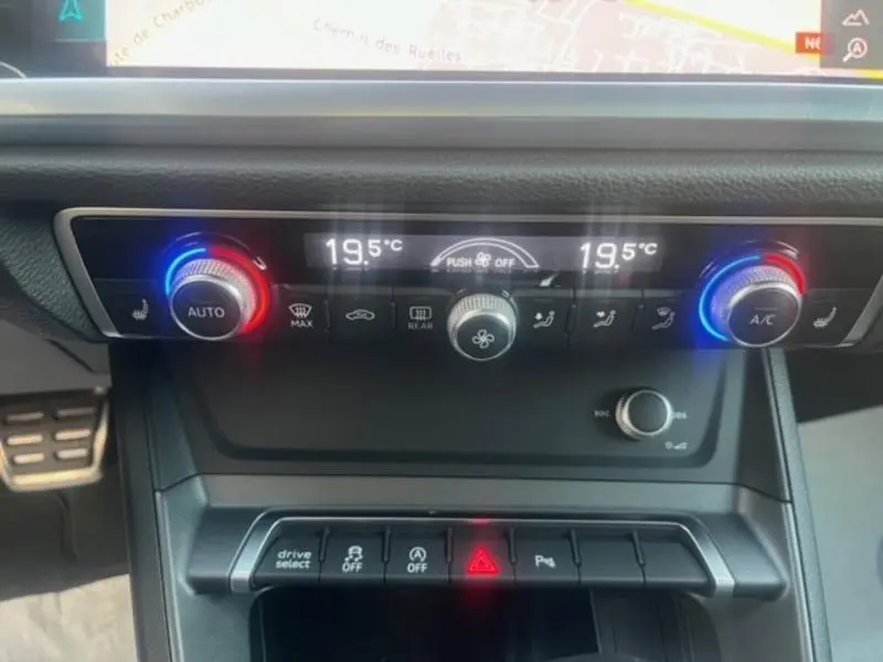 Détail de la console centrale avec commandes climatisation bi-zone et boutons multifonctions dans un Audi RS Q3 Sportback noir Mythic.