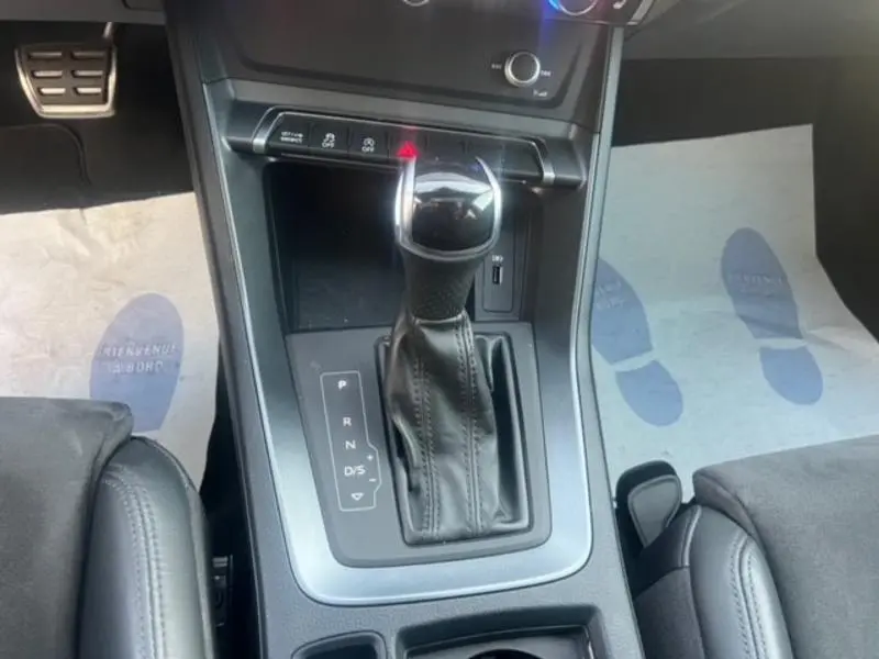 Le levier de vitesses automatique noir de l'Audi RS Q3 Sportback 2020 vu de dessus, avec console centrale et sièges en cuir noir.