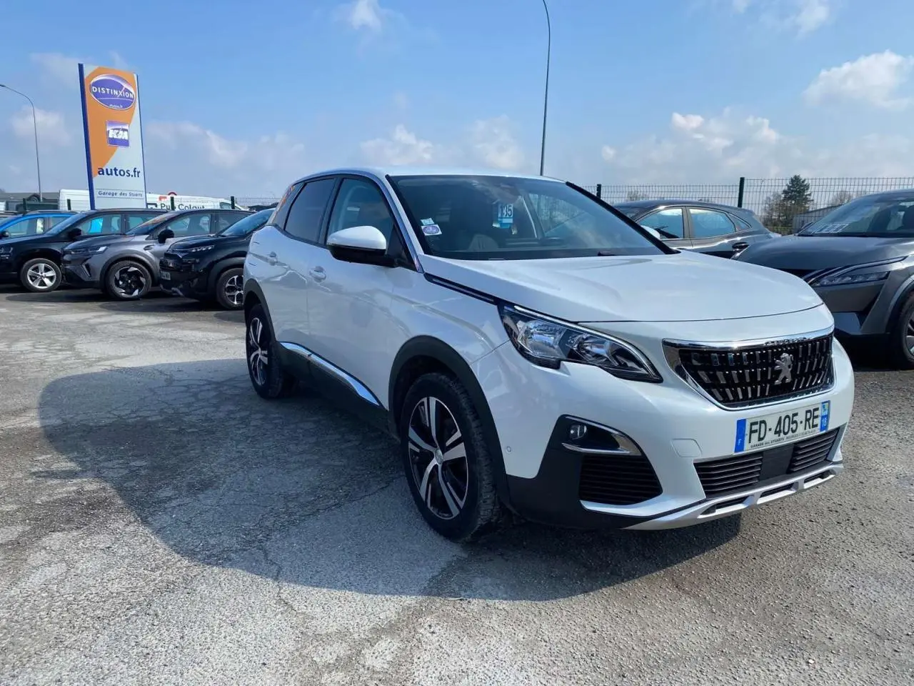 Peugeot 3008 blanc Banquise en 3/4 avant droit, avec calandre noire et jantes alliage distinctives.