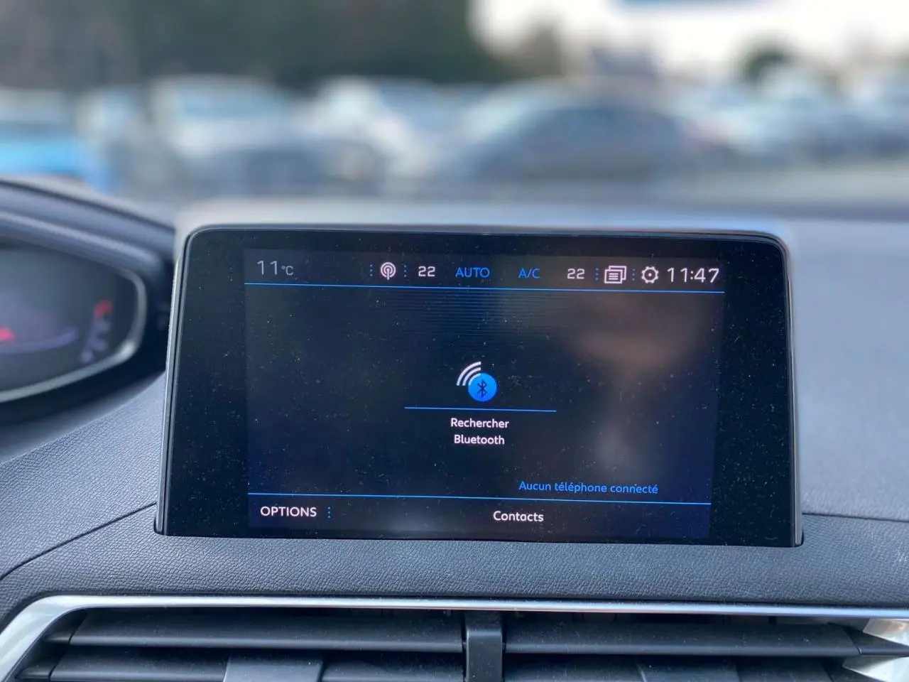 Écran tactile central du tableau de bord du Peugeot 3008 blanc 2018 affichant la recherche Bluetooth.