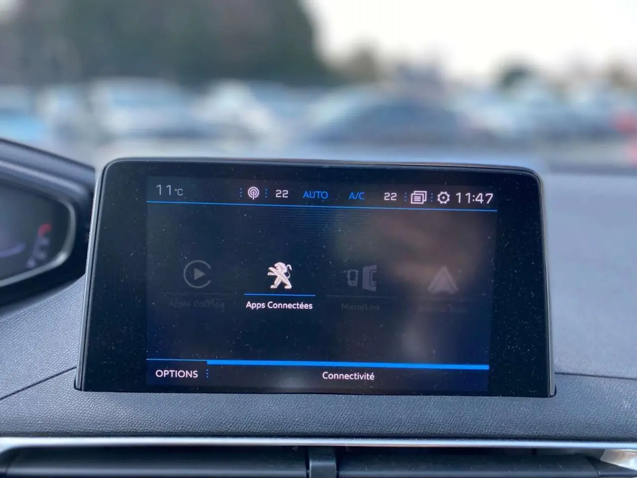 Écran tactile central du Peugeot 3008 blanc 2018 affichant les apps connectées avec interface moderne et claire.