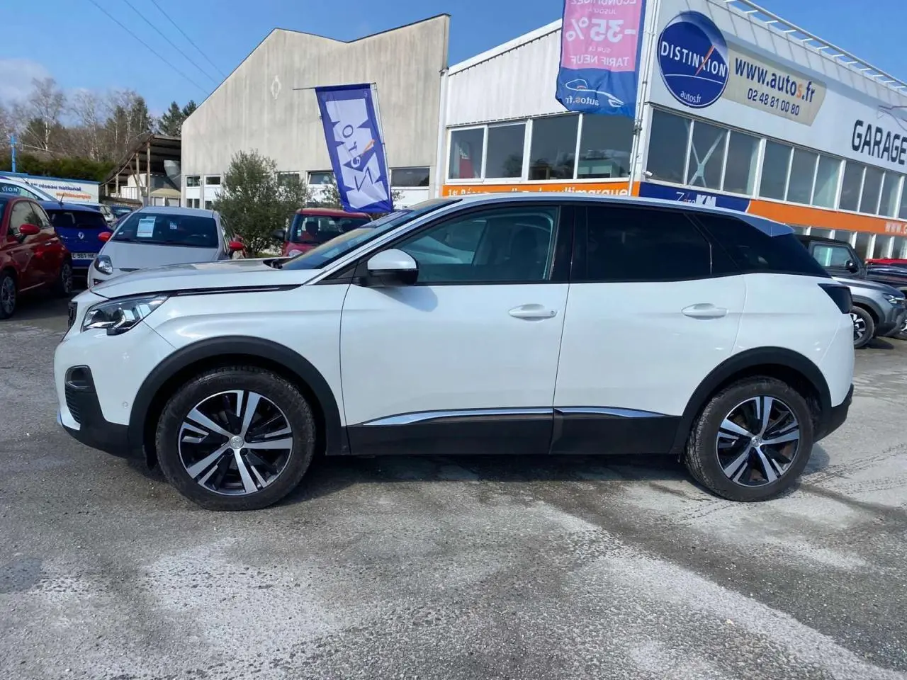 Profil côté gauche du Peugeot 3008 blanc Banquise 2018 avec toit noir et jantes alliage bicolores.