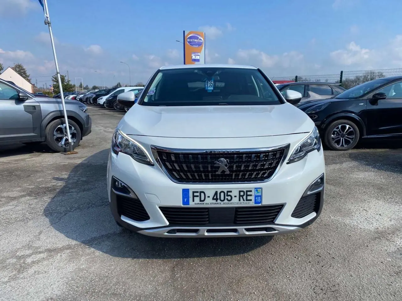 Vue de face du Peugeot 3008 blanc Banquise 2018 avec calandre noire et plaques d'immatriculation françaises.