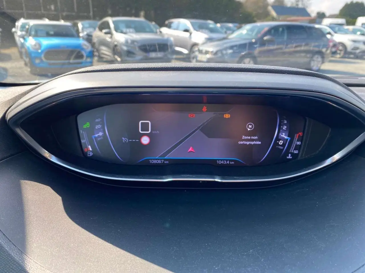 Tableau de bord numérique du Peugeot 3008 blanc 2018 montrant la navigation et l'affichage des alertes.